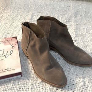Super cute Tan Dolce Vita Booties